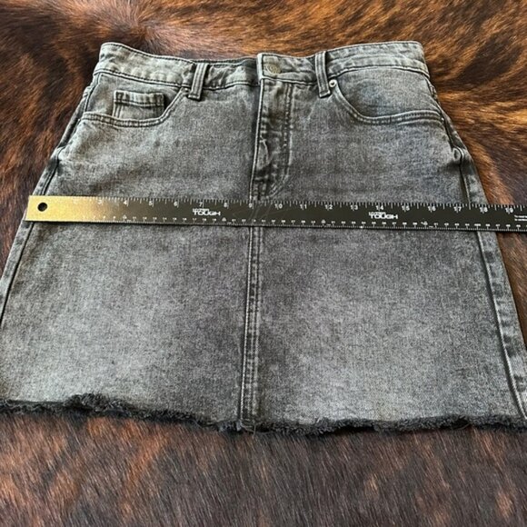 Old Navy Stonewashed Black Mini Skirt! Size 4 , Career, Casual , Office, Classic - Picture 3 of 5
